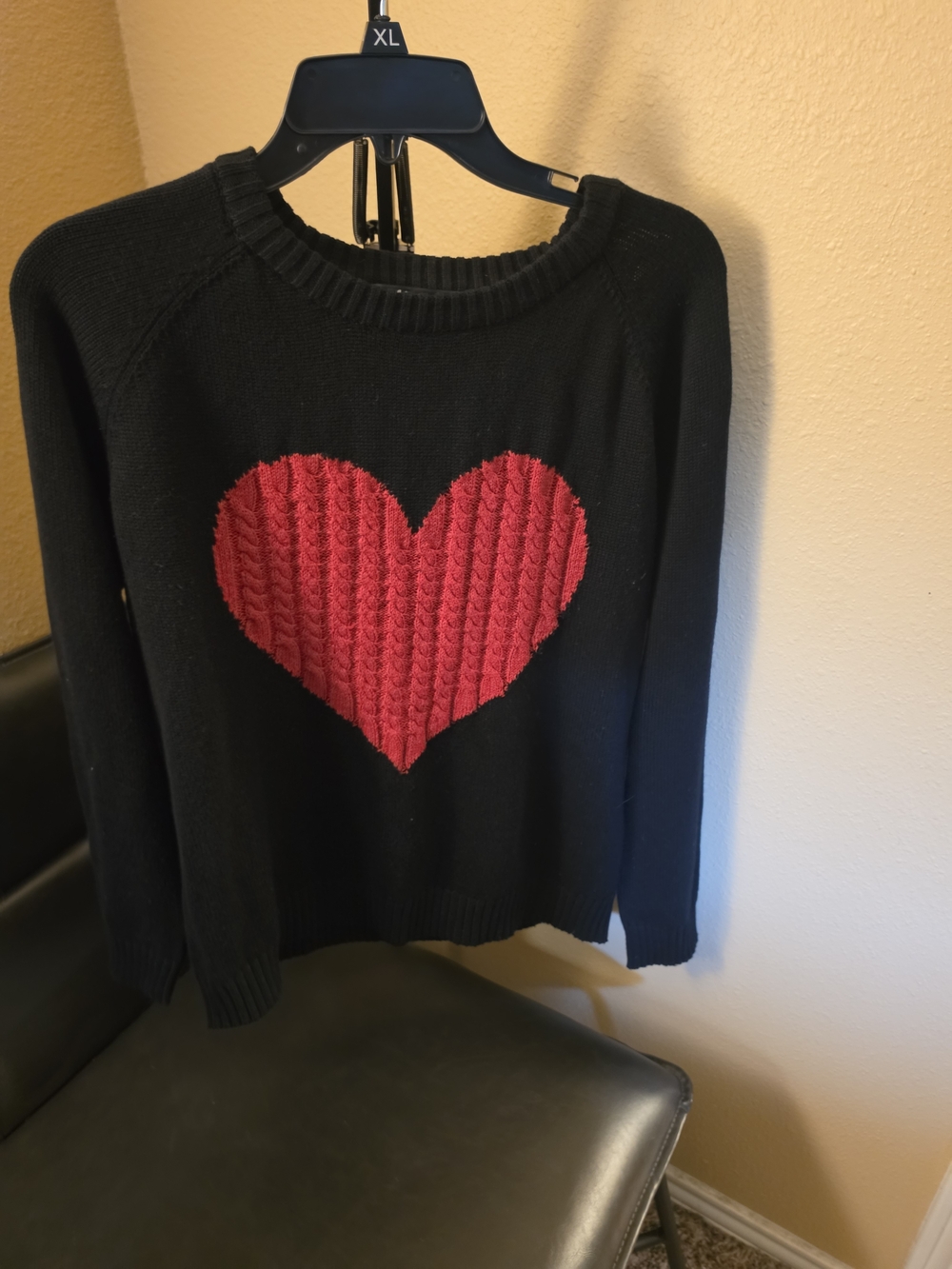 MAK Black Cable-Knit Pullover Sweater with a Red Heart Graphic Crew Neck Sz MED